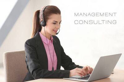 營銷分析概念。在辦公室的人在商務(wù)會(huì)議